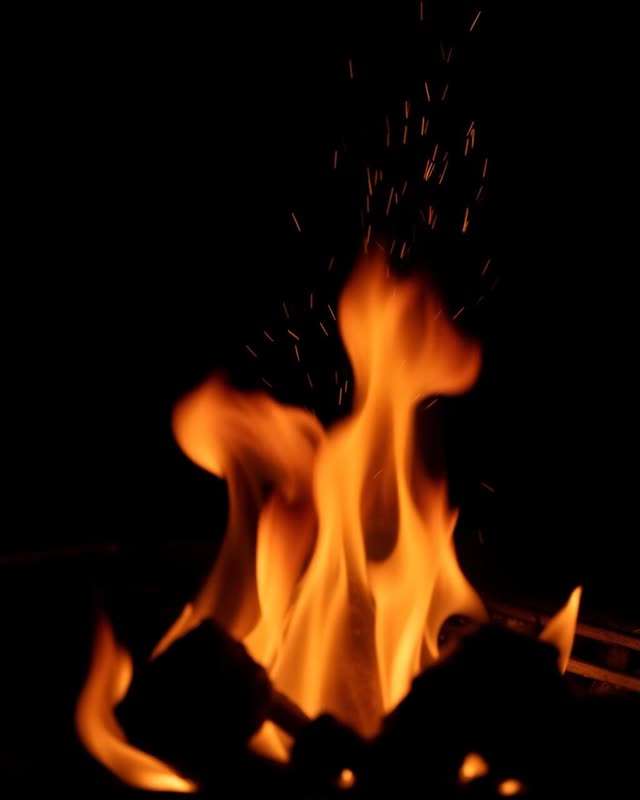 Fuoco churrasco Kumalè Fiamme e scintille del fuoco del churrasco brasiliano da Kumalè La Maddalena