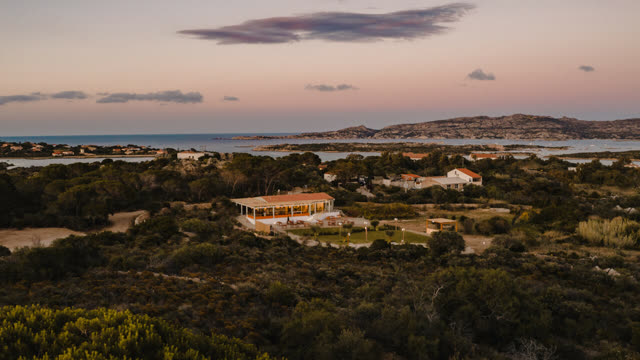 Kumalè Churrasca La Maddalena Vista aerea al tramonto del ristorante Kumalè churrasca a La Maddalena, Sardegna